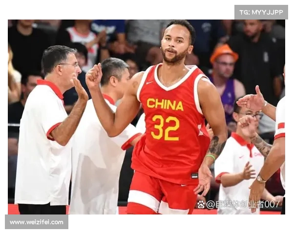 李凯尔现场助阵中国男篮VS马刺夏联比赛，身着中国队主题T恤展现支持