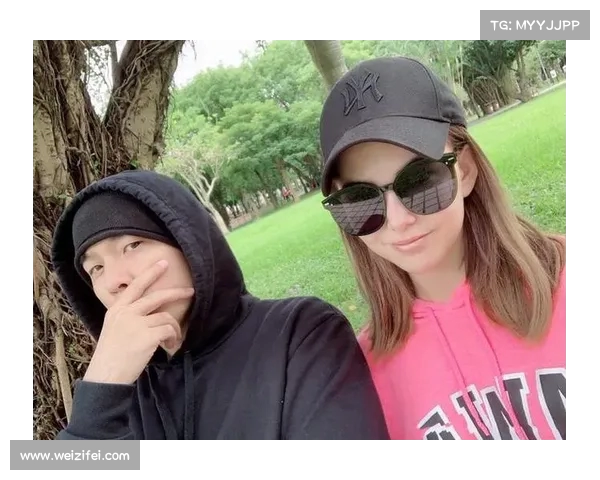 温网看台昆凌周杰伦同框，老钱风基础配色再次证明经典之选(周杰伦昆凌同款)